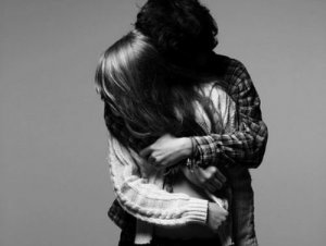 black-and-white-hug-photography-Favim.com-241399